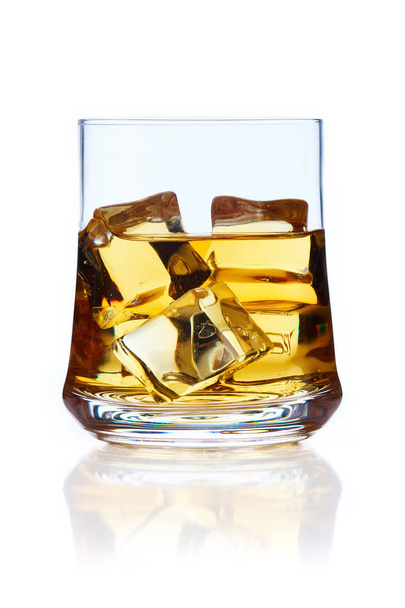 Glas Whisky mit Eiswürfeln (auf den Felsen) isoliert auf weißem Hintergrund - Foto, Bild