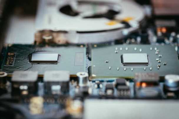 Computer Technology: Close up of a computer chip on a circuit bo - Valokuva, kuva