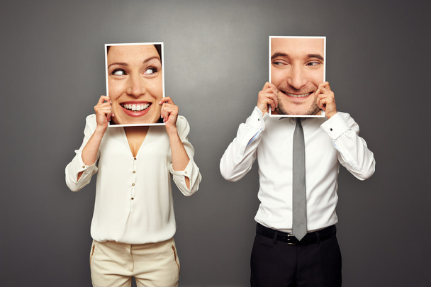 férfi és nő a gazdaság boldog arcok - Fotó, kép