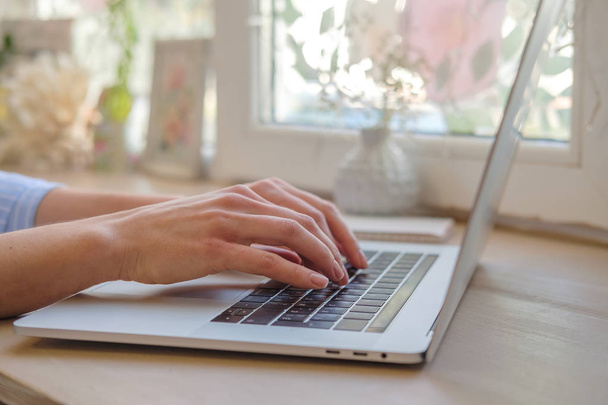 Trabalhando em casa com mulher laptop escrevendo um blog. Mãos femininas no teclado. Fechar
 - Foto, Imagem