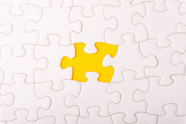 Beyaz jigsaw puzzle ve seçici odak ve kırpma parçası ile eksik parçalar - Fotoğraf, Görsel