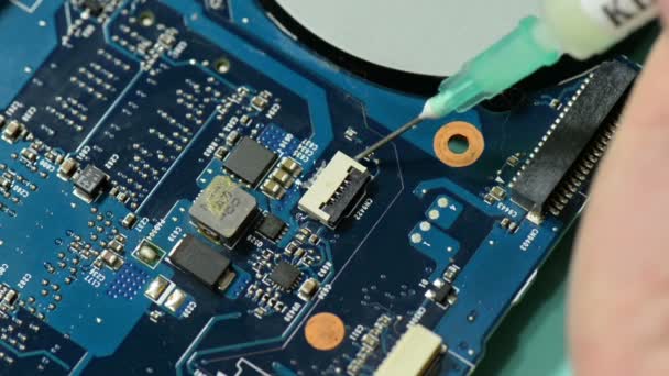 Reparación de placa de circuito informático: conector de soldadura en la placa base del ordenador portátil aplicando flujo del espacio de trabajo
. - Imágenes, Vídeo