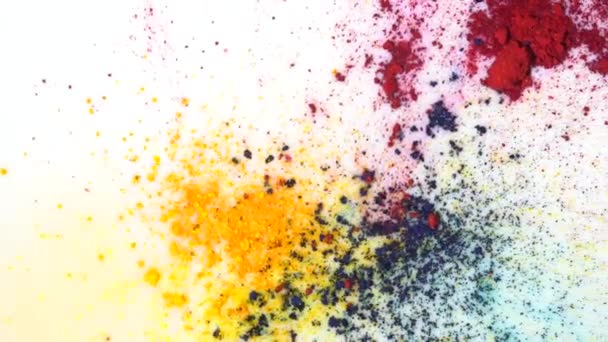 Close-up van heldere kleurrijke poeder vlekken op witte vloeistofoppervlak. Kunst en schilderijen. - Video