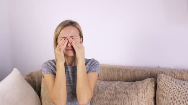 Attractive girl rubs her eyes, pain, allergy - Séquence, vidéo