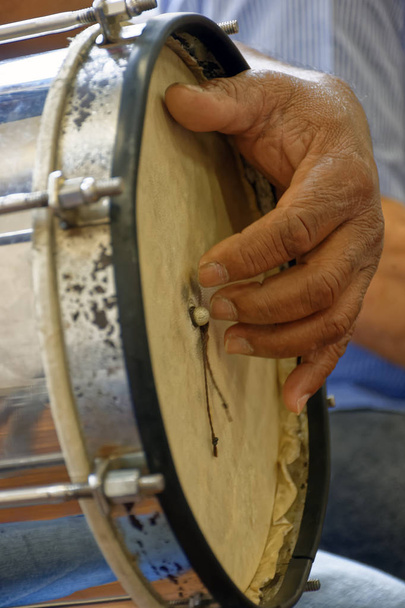 Typisch Braziliaanse percussie-instrument genaamd Cuica en voornamelijk gebruikt in samba en Carnaval - Foto, afbeelding