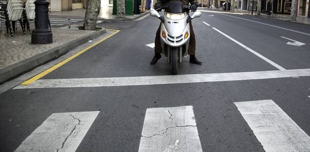 Homem em uma moto
 - Foto, Imagem