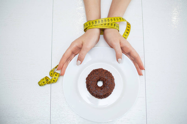 ダイエットや体重コントロールの概念。センチのテープとテキストを挿入する場所で白い背景にフォーク。健康, 減量, ダイエット, 適切な栄養の概念 - 写真・画像