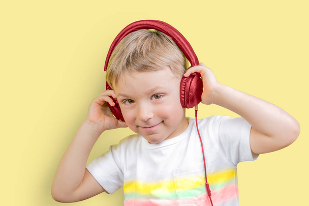 Young boy listening to headphones - Φωτογραφία, εικόνα
