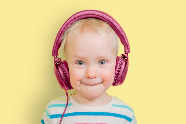 Young toddler girl listening to headphones - Φωτογραφία, εικόνα