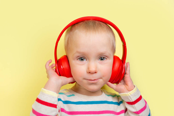 Young toddler girl listening to headphones - Fotografie, Obrázek