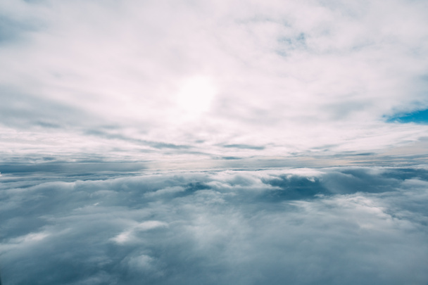 красиве спокійне блакитне небо з білими хмарами
 - Фото, зображення
