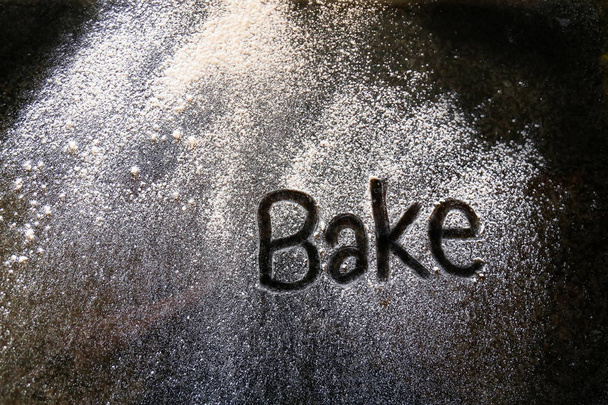 焼く単語と小麦粉料理シェフ レストランのある花こう岩の表面 - 写真・画像