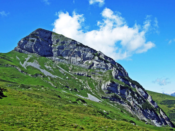 Alviergruppe 山脈 - ザンクト ・ ガレンのカントン スイス連邦共和国、Margelchopf の高山のピークの登山者 - 写真・画像
