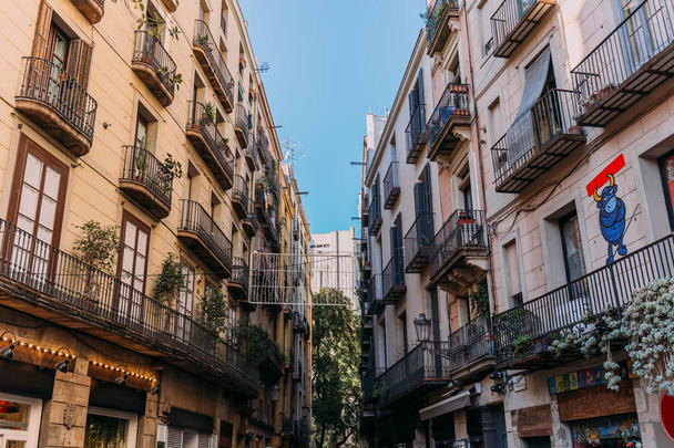 BARCELONA, SPAIN - DECEMBER 28, 2018: houses with balconies and graffiti on the wall - Φωτογραφία, εικόνα