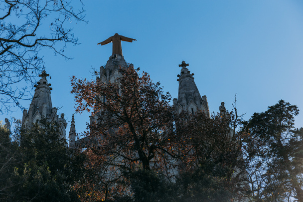назад вид храма expiatori дель Саграт, Барселона, Испания
 - Фото, изображение