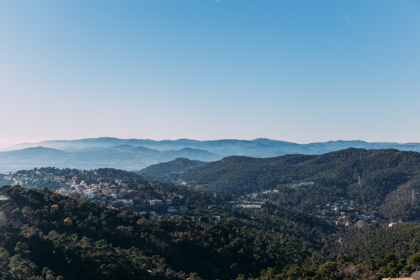 vista aérea da cidade em colinas verdes com horizonte, barcelona, espanha
 - Foto, Imagem