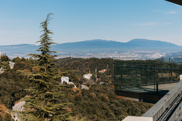 hermosa vista de la colina verde y las montañas desde el balcón, barcelona, España
 - Foto, imagen
