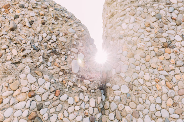 pareti in pietra multicolore lavorate a mano su luce solare brillante, barcellona, Spagna
 - Foto, immagini
