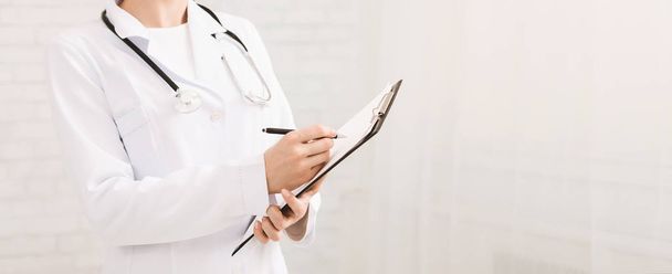 Médica preenchendo história médica do paciente
 - Foto, Imagem