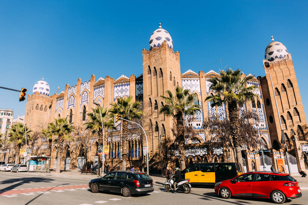 BARCELONA, SPAIN - DECEMBER 28, 2018: busy street with cars and beautiful old building - Fotó, kép