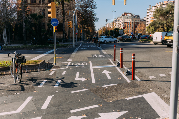 BARCELONA, SPAIN - DECEMBER 28, 2018: roadway with bicycle lane, markings and traffic light - Foto, Imagem