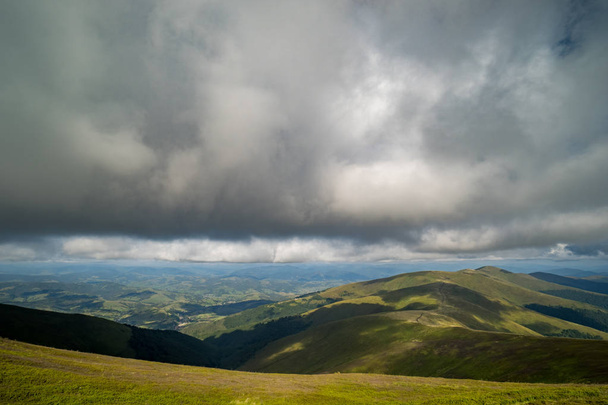 Nubes de lluvia sobre los Cárpatos. Panorama de Borzhava cresta de las montañas de los Cárpatos de Ucrania - Foto, imagen