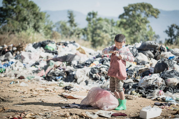 Poikaparka kerää roskia säkkiinsä ansaitakseen elantonsa
,  - Valokuva, kuva