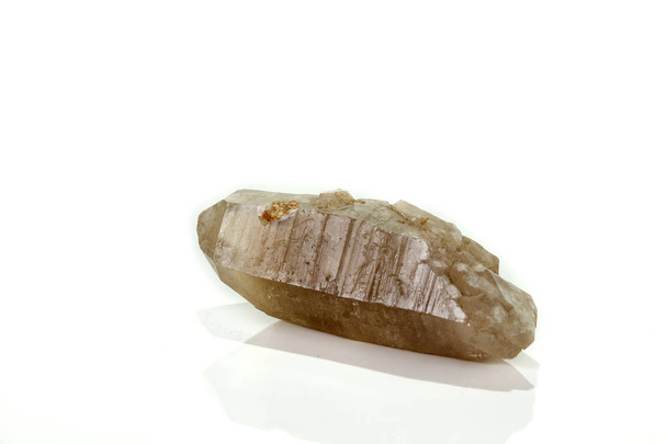 Macro minerale stenen smoky quartz, rauchtopaz op een witte CHTERGRO - Foto, afbeelding