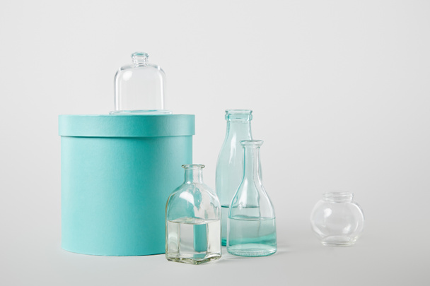 boîte cadeau turquoise avec bouteilles isolées sur blanc avec espace de copie
 - Photo, image