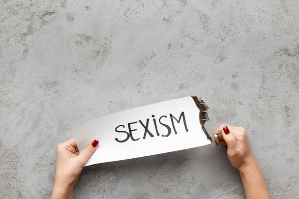Égő papír kártya szó szexizmus nő - Fotó, kép