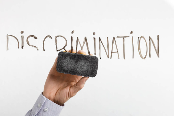 Palabra de limpieza masculina Discriminación en el tablero de vidrio
 - Foto, Imagen