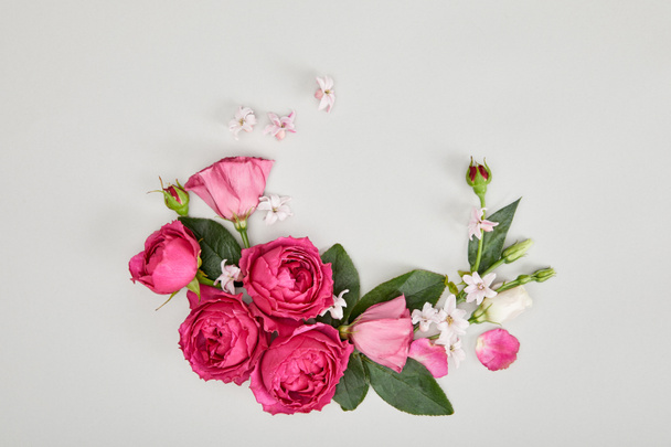 Ansicht von oben der floralen Komposition aus rosa Rosen isoliert auf weiß - Foto, Bild