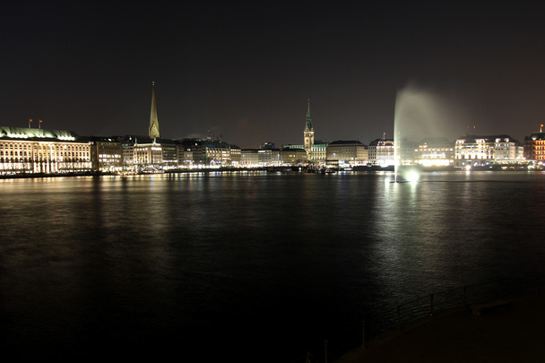 Alster mit Fontäne und Rathaus bei Nacht - Fotoğraf, Görsel