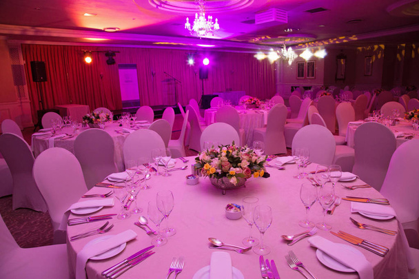 cena de gala banquete evento empresa evento formal con luz magenta rosa
 - Foto, imagen