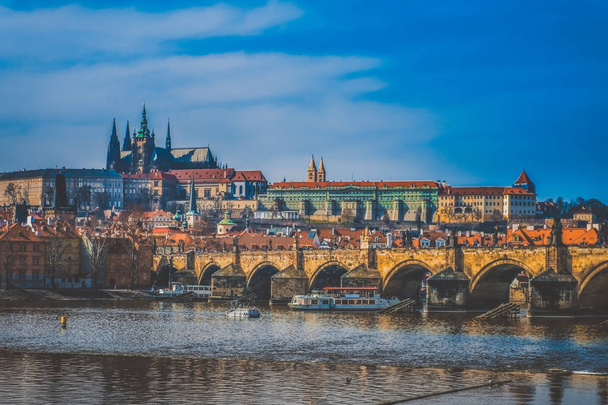 Most Karola w Pradze w letni dzień. - Zdjęcie, obraz