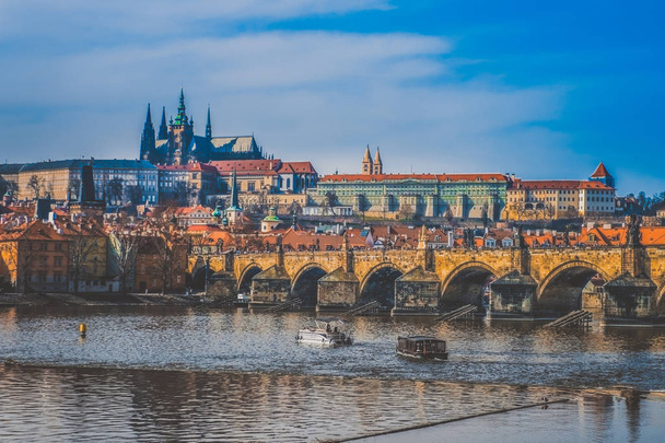 Prag 'daki Charles Köprüsü, yaz günü.. - Fotoğraf, Görsel