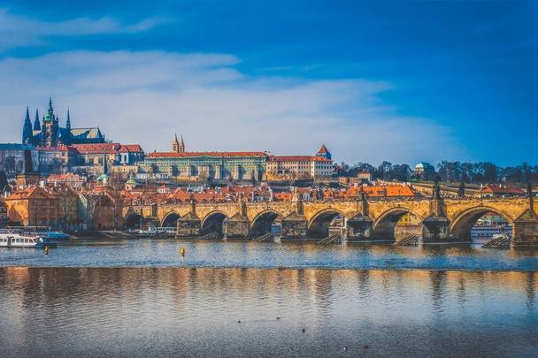Die Karlsbrücke in Prag am Sommertag. - Foto, Bild
