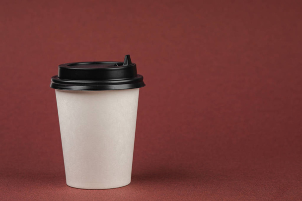 Envase de café de papel con tapa negra. Contai de bebidas para llevar
 - Foto, Imagen