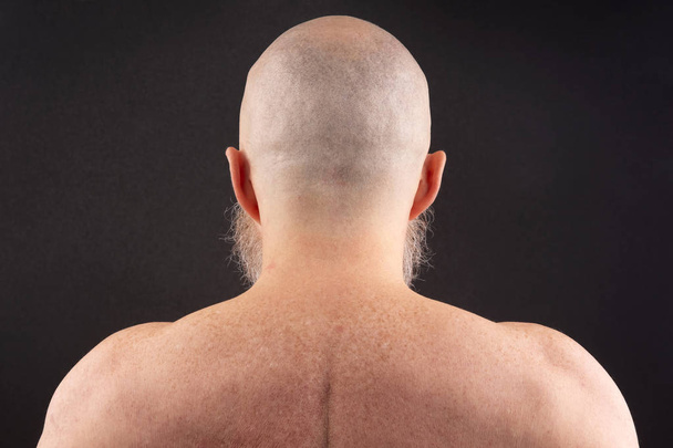 retrato de hombre calvo con barba desde atrás  - Foto, Imagen