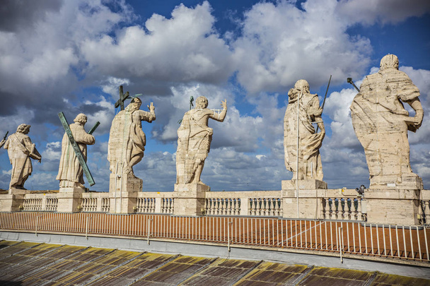 Vatikán - květen 2018: Sochy apoštolů na střeše baziliky svatého Petra ve Vatikánu, Řím - Fotografie, Obrázek
