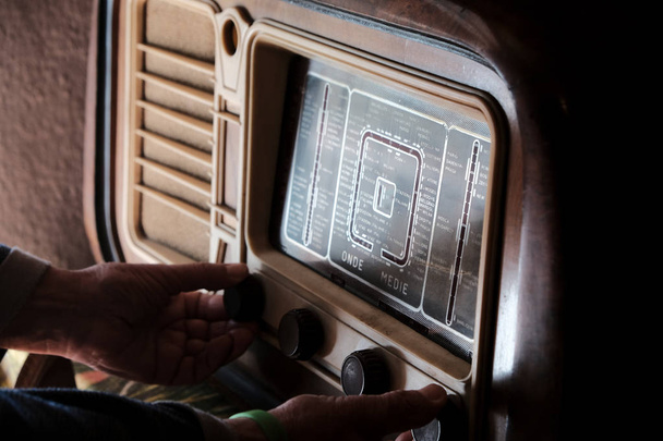 руки с помощью винтажного старого радио
 - Фото, изображение