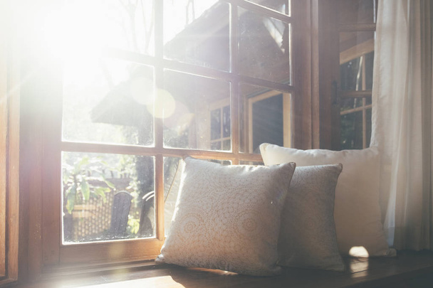 Nappali része a kanapé, napsütéses nap és fehér függöny. - Fotó, kép