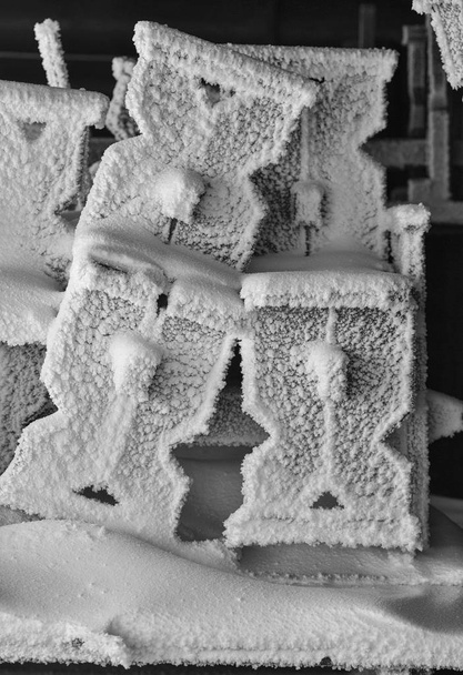 霜で覆われたベンチ - 写真・画像