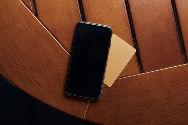 top view of smartphone with blank screen and credit card - Fotoğraf, Görsel