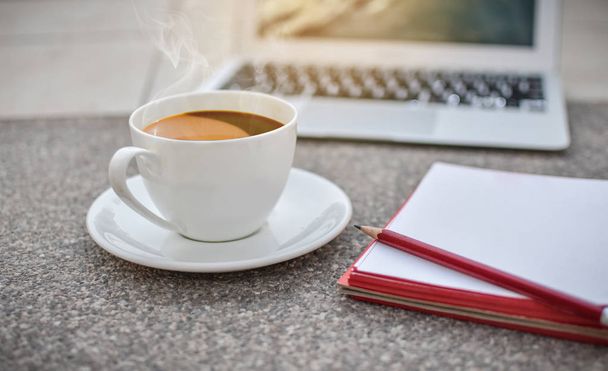 kahve fincanı ile defter ve laptop, sabah, zeminde ho defocus - Fotoğraf, Görsel
