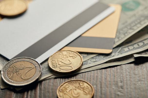 現金とクレジット カードの背景にコインの選択と集中  - 写真・画像