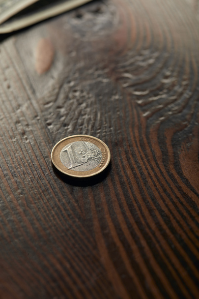 コピー スペースの木製と茶色のテーブルの上のコインします。  - 写真・画像