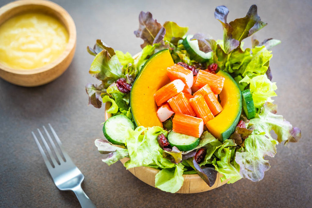 蟹棒肉と新鮮野菜のサラダ マヨネーズ和え - 健康食品スタイル木製ボウル - 写真・画像