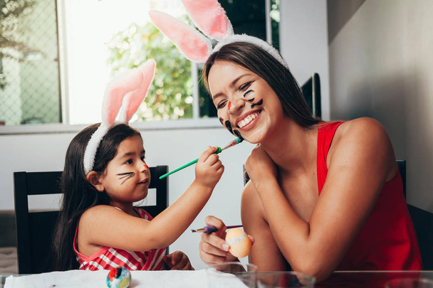 Happy easter! A mother and her daughter painting Easter eggs. Ha - Photo, Image