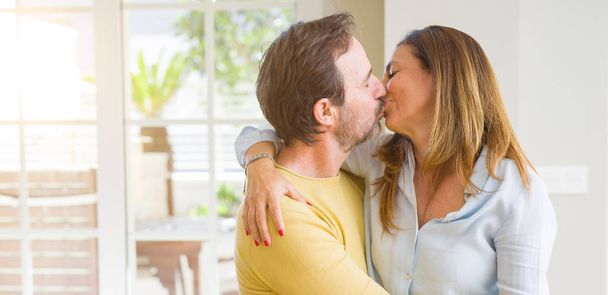 Romántica pareja de mediana edad besándose en el amor en casa
 - Foto, imagen